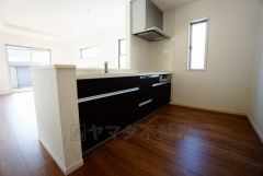 同仕様写真。リビングやダイニングからキッチン周りが丸見えにならない対面式キッチン。テレビ鑑賞や家族との対話がしやすく、ご家族の温かい時間を演出します。