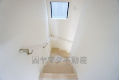 同仕様写真。小さなお子様やご高齢の方でも安心できる、手すり付き階段。段差も低めで設定されており、安全性にも優れています。