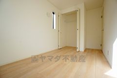 同仕様写真。暖かい日差しが差し込む洋室。たっぷり収納できるクローゼット付きでお部屋の中をすっきりと快適に保てます。
