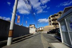 現地（2026年1月8日）撮影。住人以外の車の進入も少なく、小さなお子様を持つご家庭にも安心です。落ち着いた住宅地内で快適な生活を実現してみませんか。