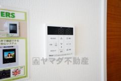 キッチン横からボタンひとつで操作が楽々。