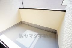 陽当たりの良いバルコニーです。お洗濯やお布団干しはもちろん、日光浴スペースにも。足元は防水工事施工済です。