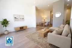 家具はイメージです。リビングは広々とした設計で、家族が集い、寛ぐ暮らしの空間を演出しています。思い思いの時間を過ごしたり、家族みんなで食事をしたり、素敵な団らんの場になりますね。