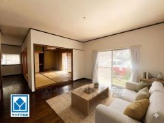 家具はイメージです。南側に大きな窓があるリビングダイニング。家族団らんのひと時を明るく演出します＾＾