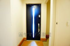 白を基調とした明るい玄関です。