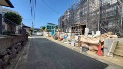 現地（2025年10月1日）撮影。住人以外の車の進入も少なく、小さなお子様を持つご家庭にも安心です。落ち着いた住宅地内で快適な生活を実現してみませんか。