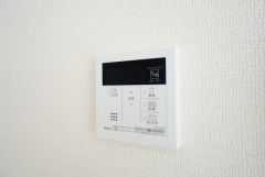 キッチン横からお湯張り、追い炊き、足し湯がボタン一つで楽々操作できる給湯機リモコンです。忙しい夕飯準備の時間帯に重宝しますね。