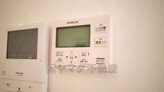 キッチン横からお湯張り、追い炊き、足し湯がボタン一つで楽々操作できる給湯機リモコンです。忙しい夕飯準備の時間帯に重宝しますね。