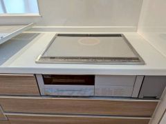 同時にたくさんの料理が調理できる3口コンロ。長時間熱を通しておきたい煮込み料理を作りながら、炒め物など同時進行で進められます。