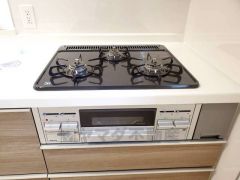 複数の調理を一度に行うことができる3口コンロ。効率よくお料理が出来ます。毎日のお料理も楽しくなりますね＾＾