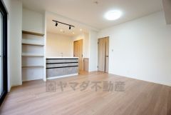 物が散らかりやすいリビングに収納スペースを確保。書類や雑貨をひとまとめにできまるため、お部屋をすっきりさせることが出来ます。