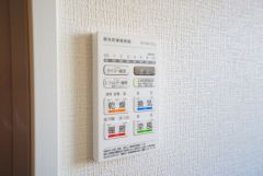 雨の日の洗濯も安心できる浴室暖房乾燥機付き浴室。リモコンで操作もボタン1つで簡単。