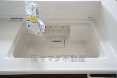 色も形もキレイなシンクは、広さも確保しているので、大きめの鍋も簡単に洗えます。