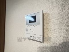 防犯性、セキュリティ対策に安心できるテレビモニター付きインターフォンです。セールスマン対策にもなり安心できます。