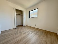 暖かい日差しが差し込む洋室。たっぷり収納できるクローゼット付きでお部屋の中をすっきりと快適に保てます。