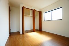 暖かい日差しが差し込む洋室。たっぷり収納できるクローゼット付きでお部屋の中をすっきりと快適に保てます。