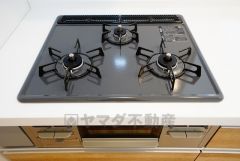 同時にたくさんの料理が調理できる3口コンロ。長時間熱を通しておきたい煮込み料理を作りながら、炒め物など同時進行で進められます。