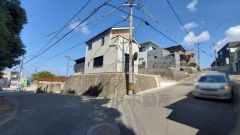 前面道路は広く、車同士がすれ違うスペースが十分にあります。落ち着いた住宅地内で快適な生活を実現してみませんか＾＾