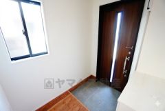 たっぷり収納できるシューズボックスです。家族全員の靴がきれいに整頓できます。棚の上にお花や写真を飾っても良いですね。