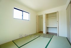 リビングからの続き間として和室をご用意しました。普段はリビングとつなげて開放的なスペースとして、来客時には客間としてお使いいただけます。