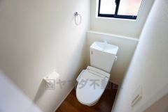 温水洗浄機付トイレです。節水機能もあるので、安心して使えますね。もちろん、1階2階の2ヶ所にトイレがあるので、忙しい朝にもゆとりができますね。