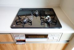 3種類の料理が同時に調理できる、3口ガスコンロ。忙しい夕食の支度時間が短縮できて効率よくお料理が楽しめます。