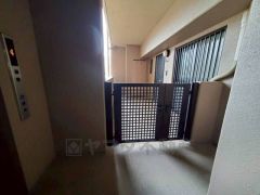 角部屋なので玄関ドアに続く玄関ポーチを完備しています。プライベートが守れたり物を置くにも便利ですね。