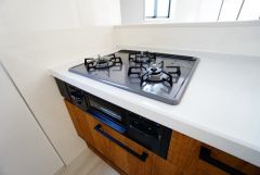 複数の調理を一度に行うことができる3口コンロ。効率よくお料理が出来ます。毎日のお料理も楽しくなりますね＾＾
