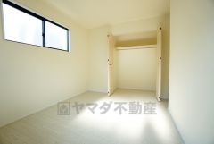 暖かい日差しが差し込む洋室。たっぷり収納できるクローゼット付きでお部屋の中をすっきりと快適に保てます。