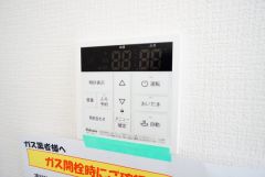 キッチン横からボタンひとつで操作が楽々。