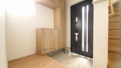 たっぷり収納できるシューズボックスです。家族全員の靴がきれいに整頓できます。棚の上にお花や写真を飾っても良いですね。