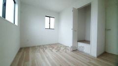 木目調のシンプルデザインで落ち着きと安らぎの空間に仕上げています。各部屋に収納が完備されているので、お荷物が増えても安心の設計です。