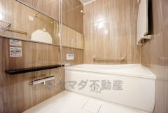 1日の疲れを癒すくつろぎのバスルーム。足を伸ばしてもゆったりと入れるサイズです。お子様と一緒にお風呂に入っても狭くないですね^^