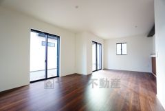 温かみのある雰囲気と、キッチンでの作業性を兼ね備え、家族の笑顔あふれる団らんのひと時をお過ごしいただける設計になっています。