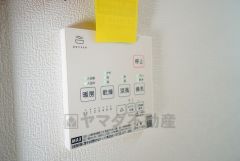 雨の日の洗濯も安心できる浴室暖房乾燥機付き浴室。リモコンで操作もボタン1つで簡単。