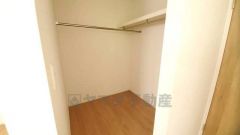 収納力豊富なウォークインクローゼット。洋服や小物などを1箇所にまとめて美しい収納を実現します。スーツケースのような大型の荷物も置けます＾＾