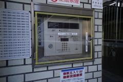 オートロックは、外部の人が自由に建物内に出入りできないため、不審者の侵入防止効果があります。