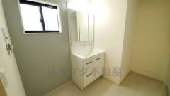 三面鏡つき洗面台。鏡裏にたっぷりとした収納スペースがあります。鏡を閉めてしまえば小物は見えないため、スッキリとした印象の洗面台にできます。