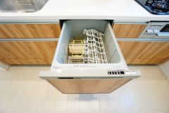 炊事時間を大幅に短縮できる食器洗浄乾燥機付き＾＾食器を洗う手間が減るので家族とのコミュニケーションの時間や自分の時間が増えますね。