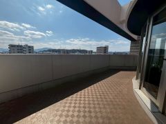 高層階ならではの眺望を楽しみながら、ゆったりとした時間を過ごせる贅沢な空間です。洗濯物干しはもちろん、ガーデニングやテーブルセットを置いてカフェのような時間を楽しむこともできます。