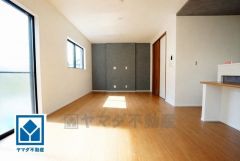 大きな窓のあるリビングは、陽光あふれる明るい空間です。居心地良く、ご家族皆がゆったり寛げる憩いの空間となりそうです。