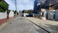 現地（2025年11月5日）撮影。大型車の通行が少なく、騒音や振動が少ないので静かで快適な生活を送れます。