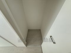 食品や飲料、調理器具を収納できるパントリー付き。週末に買いだめした食料を楽々収納