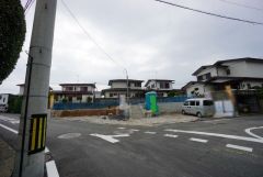 現地（2025年10月7日）撮影。大型車の通行が少なく、騒音や振動が少ないので静かで快適な生活を送れます。