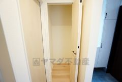 玄関横に収納スペースを確保。掃除道具や、パイプを付けてコートをかけたり様々な用途で活用できそうですね＾＾