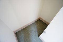 同仕様写真。ベビーカーや泥のついたおもちゃをしまうのに便利なスペースです。玄関周りをスッキリさせることが出来ます＾＾