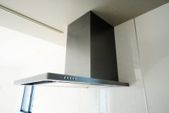 同仕様写真。コンロ上には換気扇完備＾＾すぐ横に小窓が設けられているので、換気扇と合わせてWで換気できます＾＾