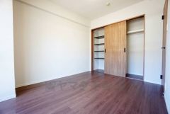 住む人のこだわりを活かす洋室。日当たりがよく、寝室としての利用もおすすめ。広めのクローゼットには荷物をすっきり片付けられ、ゆとりのある暮らしが出来ます＾＾