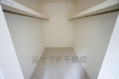 収納力豊富なウォークインクローゼット。洋服や小物などを1箇所にまとめて美しい収納を実現します。スーツケースのような大型の荷物も置けます＾＾