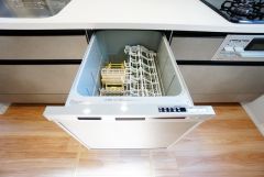 食事の後の手間を解消する食器洗い乾燥機付。冬場の洗い物で手荒れの悩みもなくなります。手洗いよりも節約できて便利。